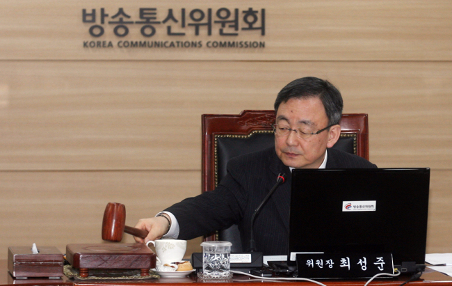 Korea Communications Commission chief Choi Sung-joon pounds a gavel during a conference last month. (Yonhap)