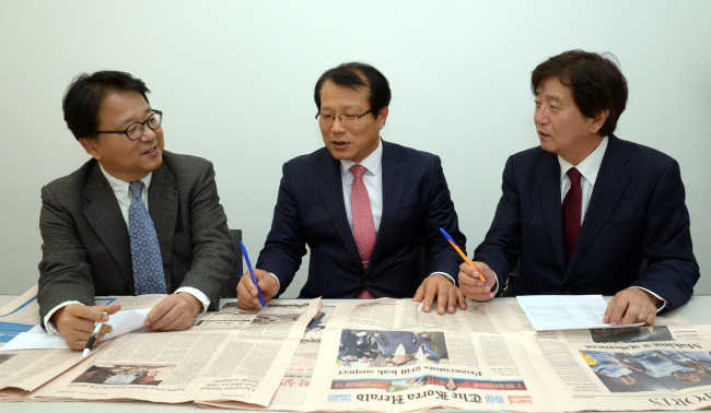 Members of The Korea Herald Best Brand Awards Board review the candidates for the awards at Herald Corp.’s head office in Seoul. From left: Park Heung-soo, professor of marketing at Yonsei University School of Business, Sim Jae-ik, advertising director of The Korea Herald, and Lim Young-Kyun, professor of business administration at Kwangwoon University. (Chung Hee-cho/The Korea Herald)