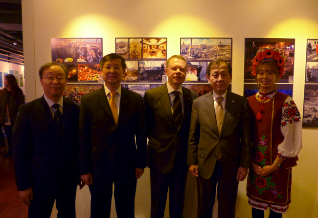 Ukrainian Ambassador to Korea Vasyl Marmazov (center) poses with former Korean Ambassador to Ukraine Kim Eunjoong(second from left), Hanguk University of Foreign Studies professor Hong So-gu (far left), HUFS president Kim Inchul(second from right) and a HUFS Ukrainian studies student at the “Revolution of Dignity Photo and PosterExhibition” at the university’s Imun Campus on Dec. 19. (Joel Lee/The Korea Herald)