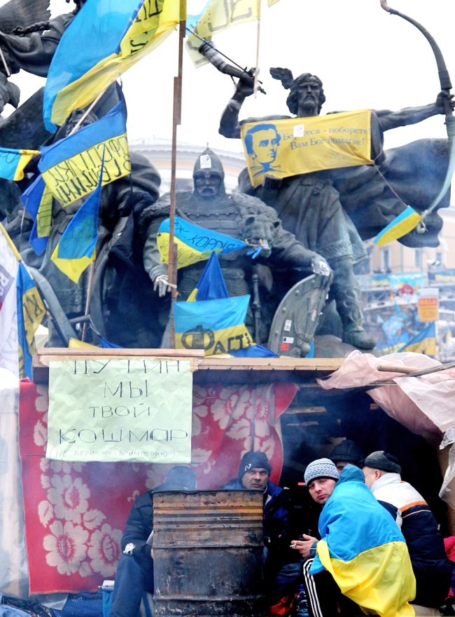 Ukrainian protestors filled Independence Square in central Kiev during the Euromaidan uprising that eventually toppled the former President Viktor Yanukovych and his government. A democratic government led by President Petro Poroshenko was launched in June, but critics point out that there are many hurdles to overcome in Ukraine’s struggle for democracy and freedom. (Hanguk University of Foreign Studies)