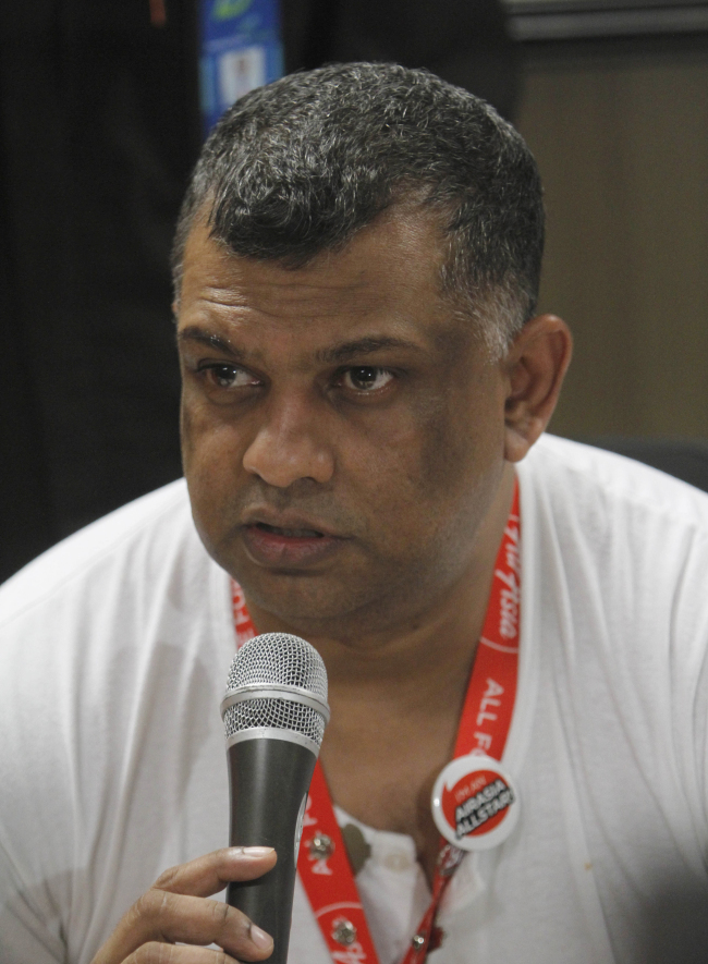 AirAsia Group CEO Tony Fernandes speaks to the media during a press conference at Juanda International Airport in Surabaya, East Java, Indonesia, Sunday. (AP-Yonhap)
