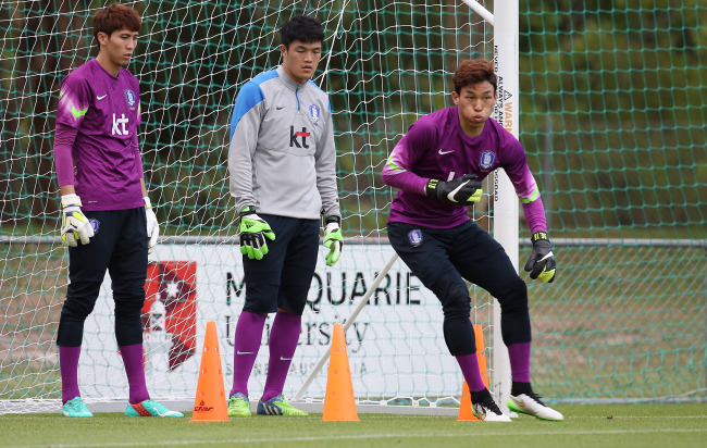 Korea’s goalkeepers Kim Seung-gyu (from left), Jung Sung-ryong and Kim Jin-hyeon take part in a practice session in Sydney, Australia. (Yonhap)