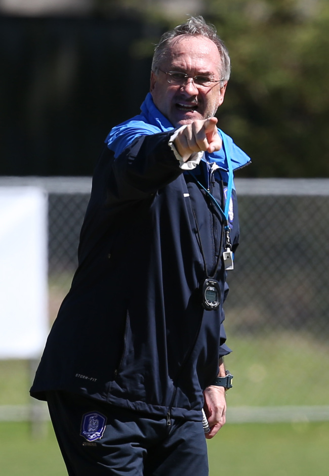 Korea head coach Uli Stielike runs a practice session in Sydney, Australia. (Yonhap)