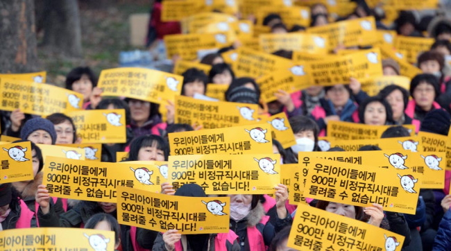 Contract workers at schools in Daejeon stage a rally in front of the Daejeon Office of Education in November, demanding full-time work status and an improvement in labor conditions. (Korea Nonregular School Employees’ Union)