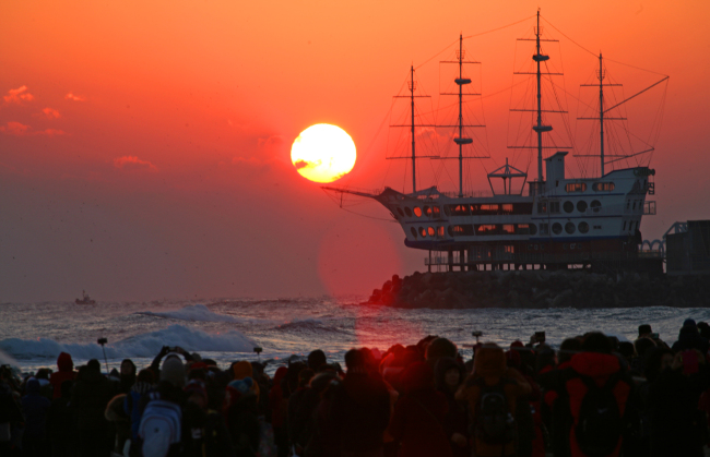 The sunrise as seen from Jeongdongjin, Gangwon Province. (Yonhap)