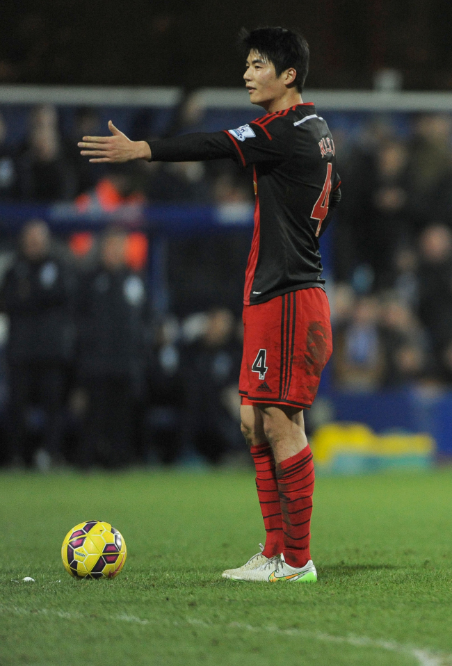 Swansea City’s Ki Sung-yueng lines up a free kick on Thursday. (AP-Yonhap)