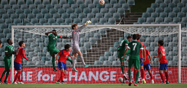 Korea’s goalkeeper Kim Jin-hyeon (center) got the starting nod against Saudi Arabia. (Yonhap)