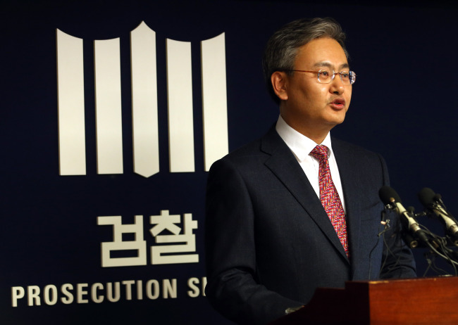 Senior Prosecutor Yoo Sang-beom announces the results of the investigation into the presidential document leak at the Seoul Central District Prosecutors` Office in southern Seoul on Monday. Yonhap