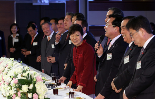 President Park Geun-hye attends a New Year greeting session organized by the KCCI on Monday. (Yonhap)