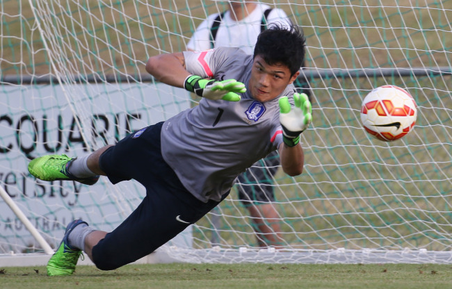 Korea’s goalkeeper Jung Sung-ryong takes part in a practice session. (Yonhap)