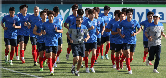 The Korean national soccer team trains in Canberra, Australia, Tuesday. (Yonhap)