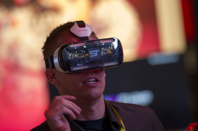 An attendee tries out a Samsung Electronics Gear VR headset during the 2015 Consumer Electronics Show in Las Vegas on Tuesday. (Bloomberg)