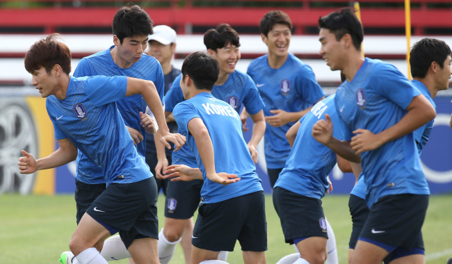 The Korean national soccer team takes part in a training session in Canberra, Australia, Wednesday. (Yonhap)