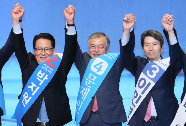 From left: Reps. Park Jie-won, Moon Jae-in and Lee In-young, candidates for the chairmanship of the NPAD, pose at the primary on Wednesday that decided the slate for the party convention on Feb. 8. (Yonhap)
