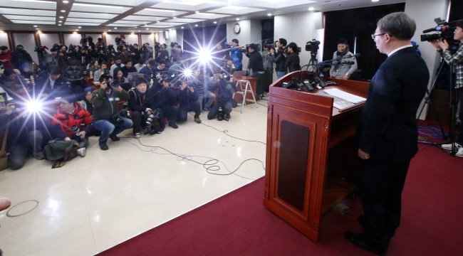 A senior prosecutor announces the result of the probe into the so-called “nut rage” incident involving Korean Air heiress Cho Hyun-ah at a press conference in Seoul, Wednesday. (Yonhap)