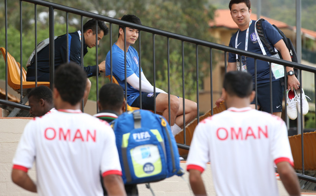 Korea’s Ki Sung-yueng (center) looks on as Oman players leave a practice facility in Canberra, Australia. ( Yonhap)