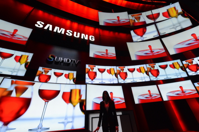 Samsung's new SUHD TVs are displayed at the 2015 International CES, a trade show of consumer lectronics, in Las Vegas, Nevada, on Tuesday.(Yonhap)