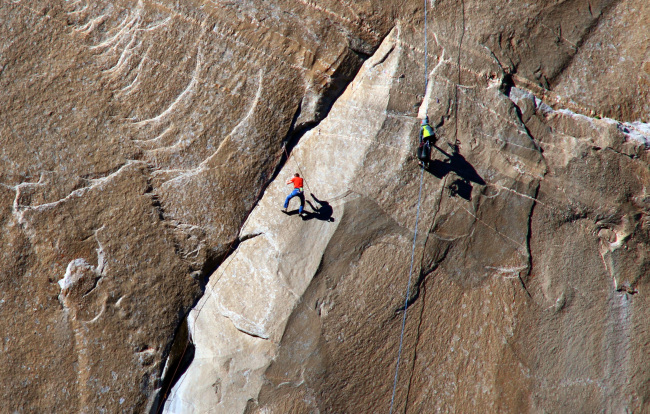 Tommy Caldwell ascends what is known as pitch 10 on what has been called the hardest rock climb in the world:a free climb of El Capitan, the largest monolith of granite in the world, an 800-meter section of exposed granite in California’s Yosemite National Park. (AP-Yonhap)