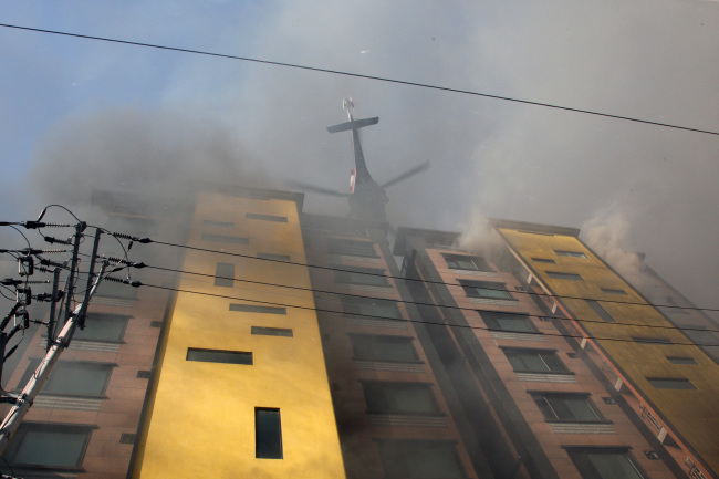 The apartment building is shrouded in smoke in Uijeongbu, Gyeonggi Province on Saturday. Yonhap