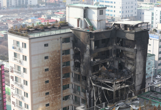 A fire broke out at an apartment in Uijeongbu, Gyeonggi Province, early Saturday, leaving four people dead and over 100 residents injured. (Yonhap)