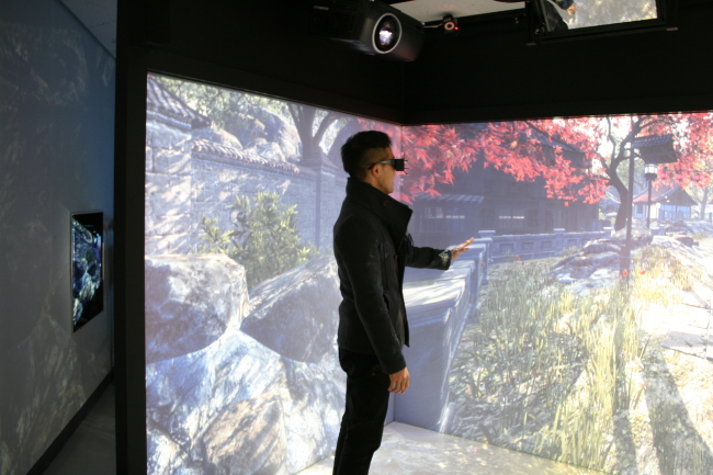 A person uses “Imagine Lab,” a virtual reality simulation system developed by Hanyang University’s Graduate School of Technology and Innovation Management. (Hanyang University)