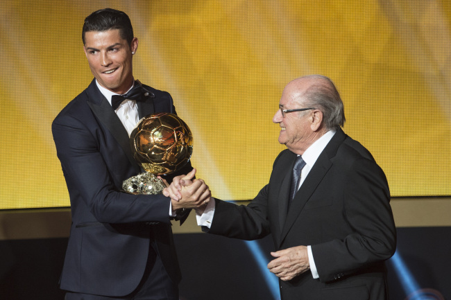 Cristiano Ronaldo (left) is congratulated by FIFA president Sepp Blatter after winning the FIFA Player of the Year award. (AP-Yonhap)