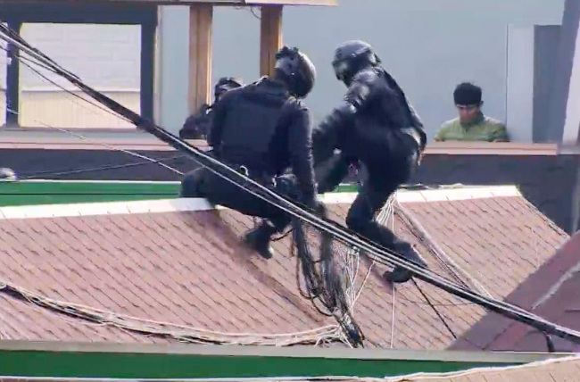 Police officers prepare to storm the property occupied by the suspect in the hostage-taking incident in Ansan, Gyeonggi Province on Tuesday. Yonhap