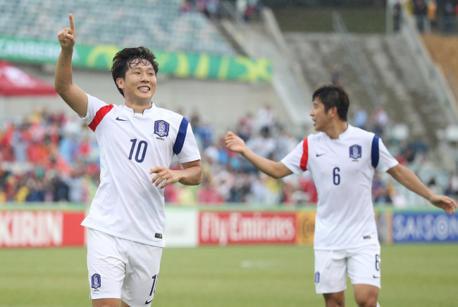 Korea’s Nam Tae-hee celebrates his goal against Kuwait in the second Group A match at the AFC Asian Cup in Canberra, Australia, Tuesday. Korea won 1-0 to stay undefeated in the group. (Yonhap)