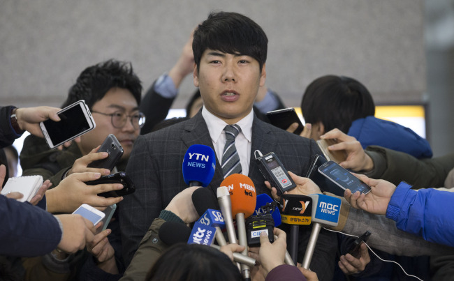 Kang Jung-ho speaks to reporters at Incheon International Airport on Wednesday. (Yonhap)