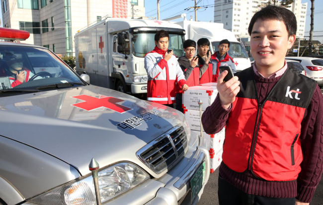 Volunteer workers at the Korean Red Cross test their LTE walkie-talkies (RADGER 1) during a rescue simulation. KT and the Red Cross signed an MOU for a private safety system. (KT)