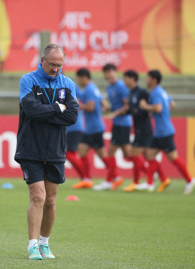 Korea’s head coach Uli Stielike takes a moment during a practice session on Wednesday. (Yonhap)