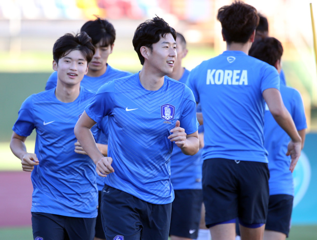 Son Heung-min and the Korean national soccer team train in Brisbane, Australia, Thursday. (Yonhap)