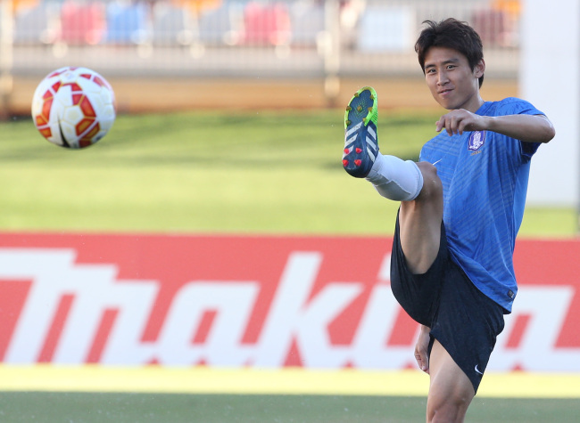 Korea’s Koo Ja-cheol takes part in a training session in Brisbane, Australia. (Yonhap)