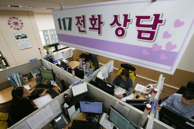 Counselors take phone reports of child abuse cases at Seoul Metropolitan Police Agency on Friday. (Yonhap)