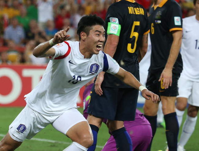 Korea’s Lee Jeong-hyeop celebrates his goal against Australia on Saturday. (Yonhap)