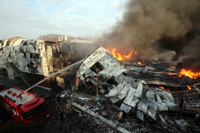 Smoke rises from a fire at a butane gas manufacturing plant in Cheonan, South Chungcheong Province, Sunday. (Yonhap)