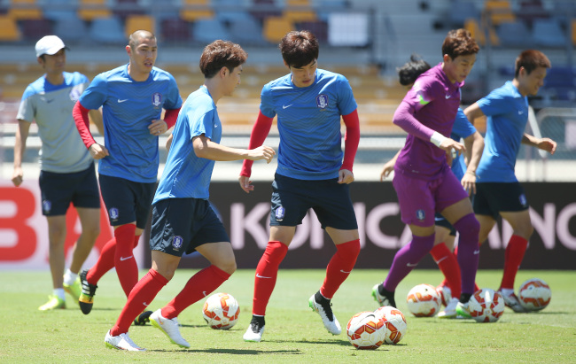 The Korean national team practices before heading to Melbourne. (Yonhap)