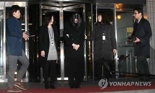 Cho Hyun-ah (center) is escorted a holding facility on Dec. 30 after the courts approved her arrest. (Yonhap)