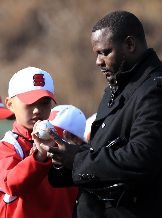 Fernando Rodney, a relief pitcher for the Seattle Mariners, gives pitching tips to a youth baseball player in Seoul on Tuesday. (Yonhap)