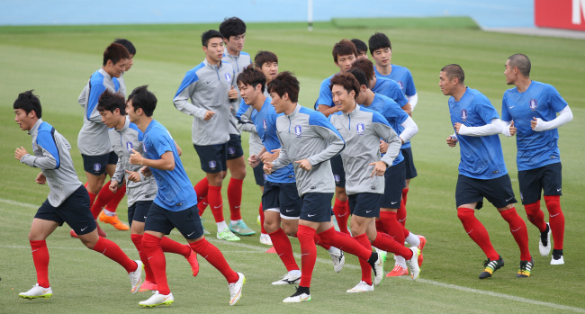 The Korean national team trains in Melbourne, Australia, Tuesday. (Yonhap)