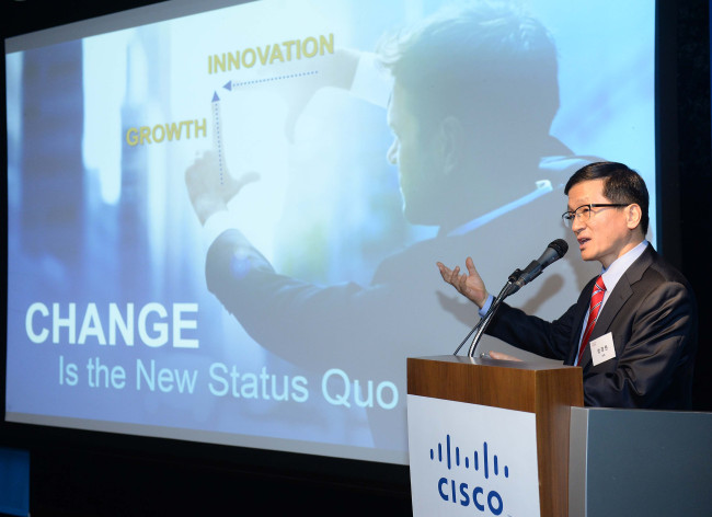 Cisco Systems Korea general manager Chong Kyung-won talks about the Internet of Things and disruptive technology at a media meeting in Seoul on Tuesday. (Cisco Korea)