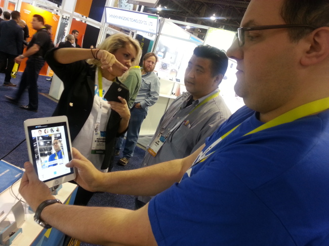 Glide’s communications head Chaim Haas (right) demonstrates the video messaging app Glide at the International CES last week in Las Vegas. (Kim Young-won/The Korea Herald)