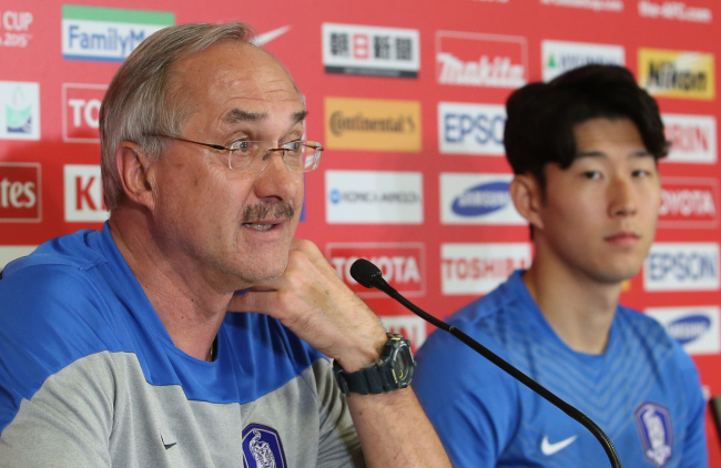 South Korea head coach Uli Stielike (right) speaks during a press conference at Melbourne Rectangular Stadium in Australia on Wednesday. (Yonhap)