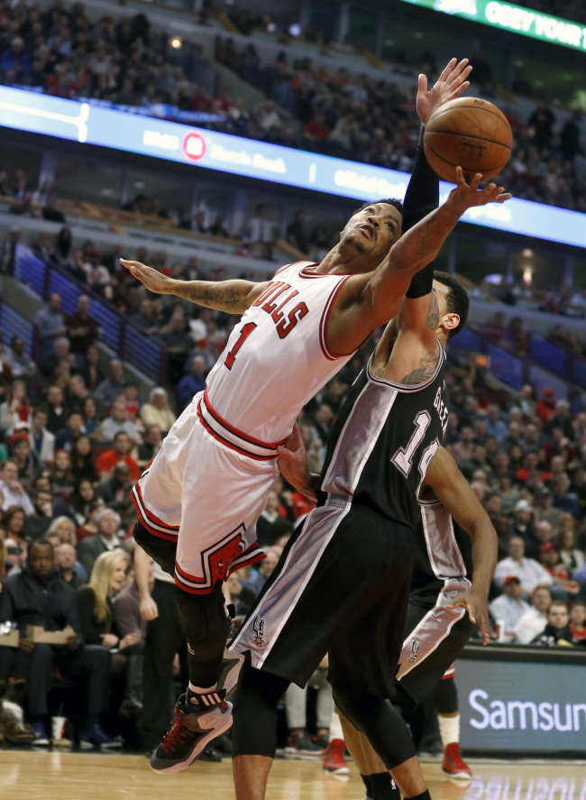 Chicago Bulls guard Derrick Rose (left) shoots past San Antonio Spurs guard Danny Green on Thursday. (AP-Yonhap)