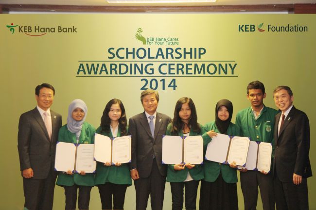 Jin Seong-oh (fourth from left), director of the KEB Foundation, stands with scholarship recipients at the 2014 Indonesia Korea Exchange Bank Scholarship Award Ceremony on Oct. 20. (KEB)