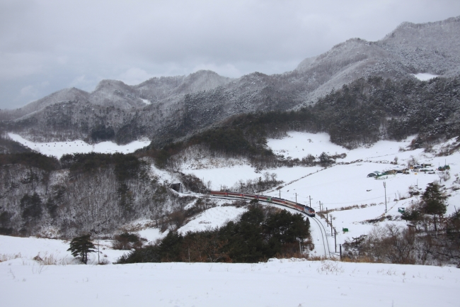 A snow train passes through the gorge of Mount Taebaeksan. (Korail)