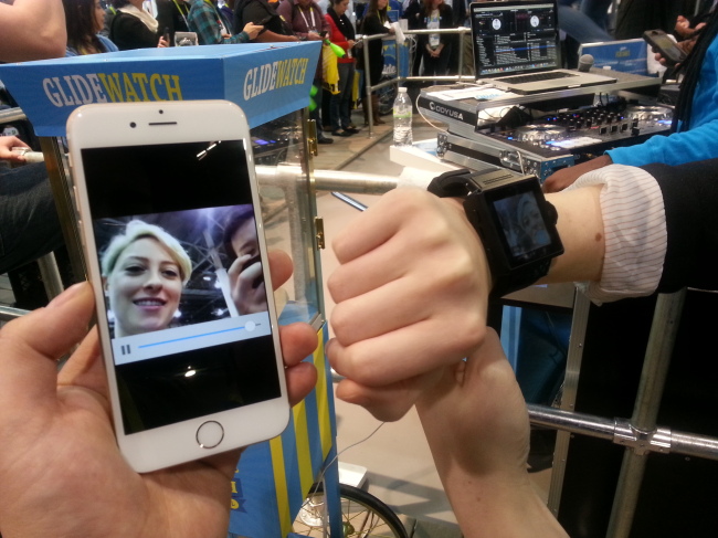 A Glide employee demonstrates the video chatting app on a smartwatch and a smartphone at the International CES held in Las Vegas from Jan. 6 to 9. (Kim Young-won/Korea Herald)