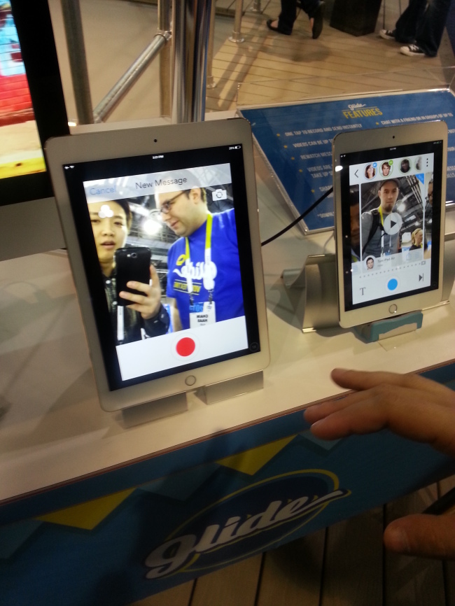 Glide spokesman Chaim Haas (in a blue T-shirt) demonstrates the video chatting app at the International CES held in Las Vegas from Jan.1 to 9. (Kim Young-won/Korea Herald)