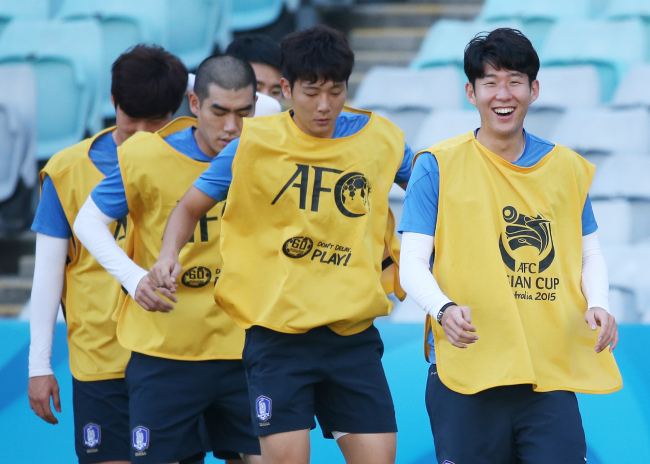 Son Heung-min (right) and the Korean national soccer team train in Sydney, Australia, Sunday. ( Yonhap)