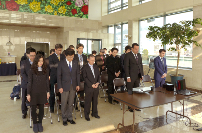 Visitors pay a silent tribute to the martyrs of the Black January massacre that happened in Baku, Azerbaijan, Jan. 19-20, 1990, at a 25th anniversary memorial at the embassy building in Seoul last Monday. (Joel Lee/The Korea Herald)